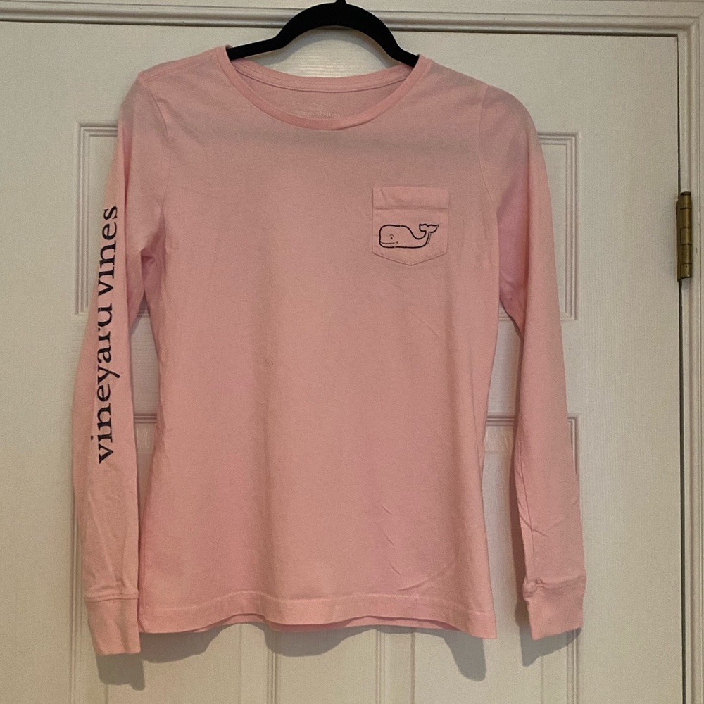 Light pink Vineyard Vines tshirt
